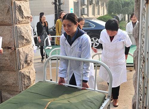 市四院全体行管工勤人员义务劳动搬床