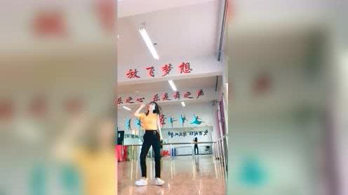 大长腿特效小姐姐，大冬天的穿短袖跳舞!2020必备舞蹈
