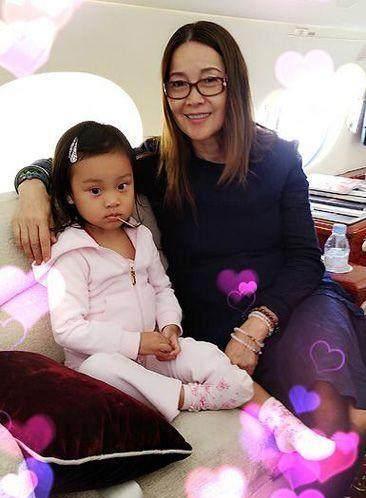 李小璐父母近照曝光父母离婚父亲是大导演母亲做大生意已再婚