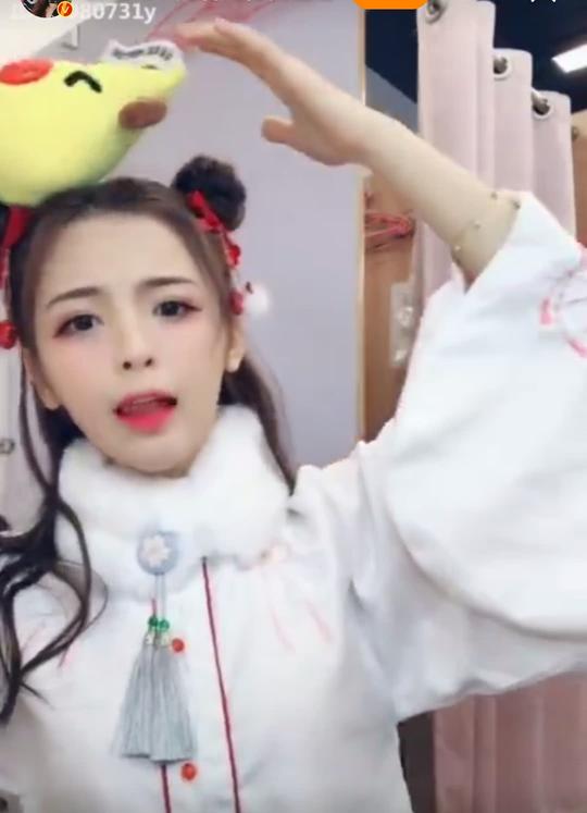 颜值即正义!杨超越在抖音上大玩cosplay，哪吒头实力抢镜萌萌哒