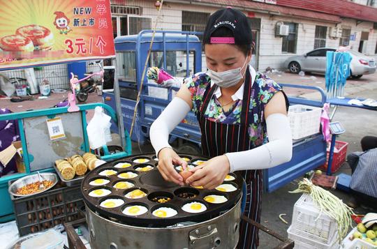 90美女直播鸡蛋汉堡做法完整视频,鸡蛋汉堡摆摊生意好