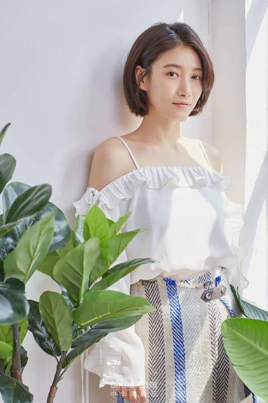 沐浴着熹微的晨光,于生机盎然的绿影之间,尽显文艺女青年的娴静温婉