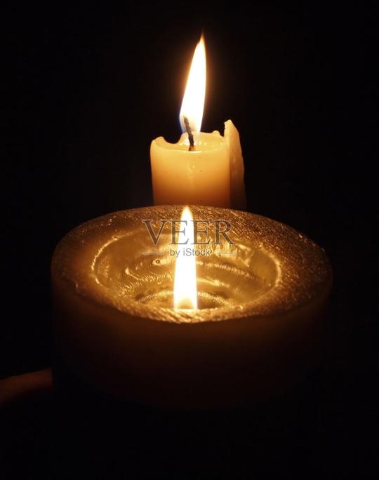 暗色烛光照明设备光夜晚凝视发光燃烧火焰蜡烛黑色蜡热火