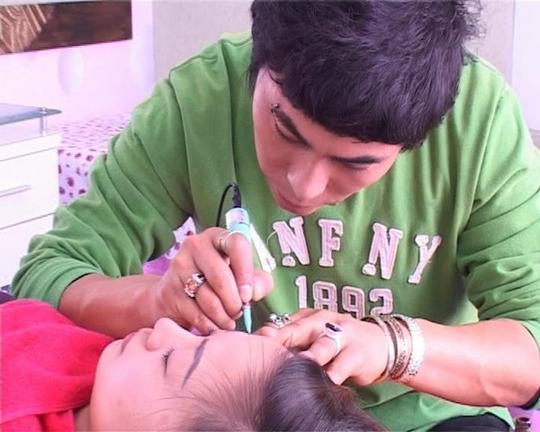 创业初期的董伟为顾客纹眉(图片均由董伟本人提供)