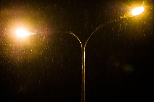 雨夜,夜晚,晚上,下雨,雨天,雨景,雨滴,车灯,路灯,地面,反光,摄影