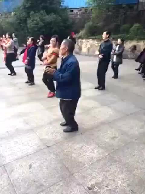 搞笑老头跳舞跳的你肚子痛