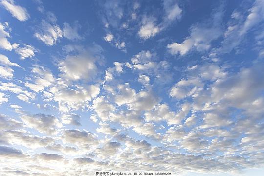 蓝天里的云朵天空白云天空云彩自然景观图片素材白色