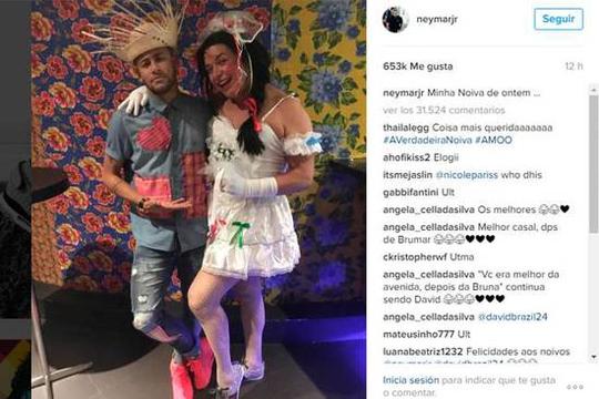 一名膀大腰圆的男性身穿婚纱,腿上踩着白色丝袜,右手搭在内马尔右肩上