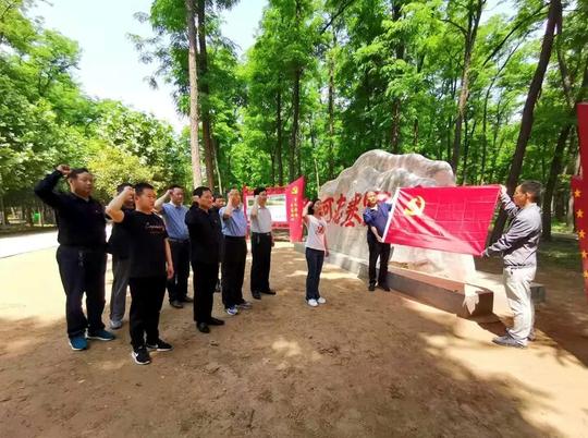 中共商丘市场监管局机关第八党支部赴民权学习“河南塞罕坝”精神