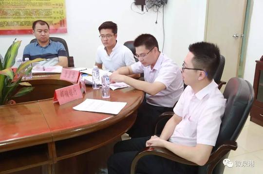 会上由区人社局局长吴太平给9个大中专毕业生创业项目授牌,同时召开了