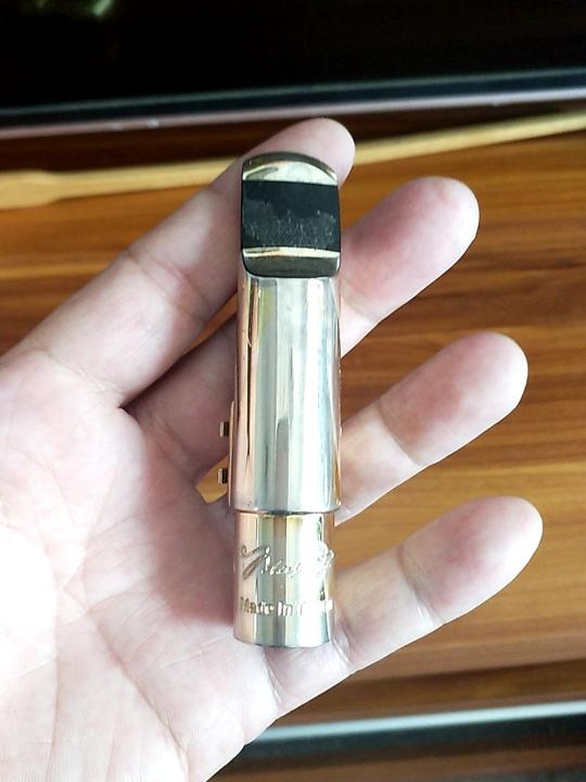 a一6号台湾产金属中音萨克斯笛头，声音明亮，好控制。有使用痕