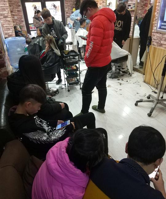 "理发过年"习俗忙坏发型师:"一天只吃一顿饭"