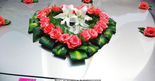 爱心婚车娃娃玫瑰喜庆海报背景生活素材摄影