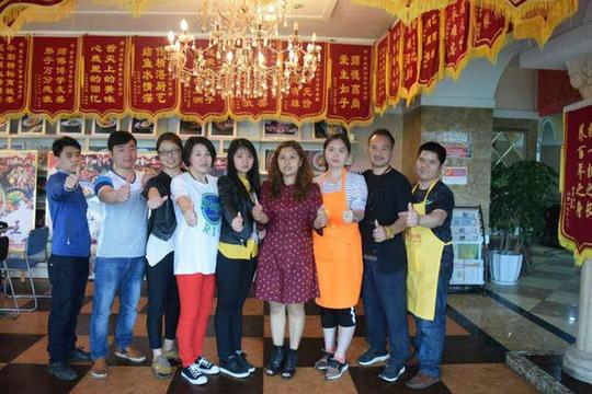 孔玲丹(左四)与吴师傅(右四)及同期烤鱼学员毕业合影