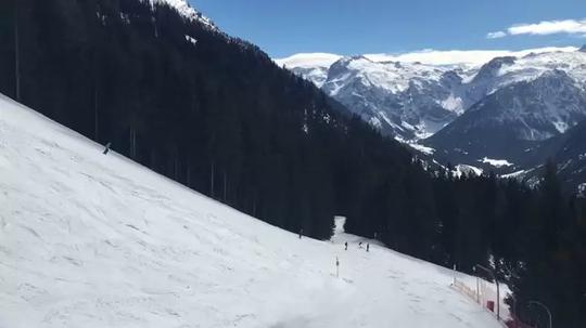 滑雪场缆车和滑雪的人航拍视频素材插图