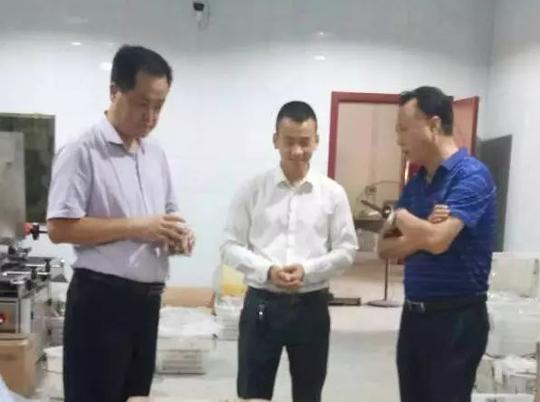 陇南市残联理事长张立平等一行莅临迎合堂公司检查指导残疾人创业就业