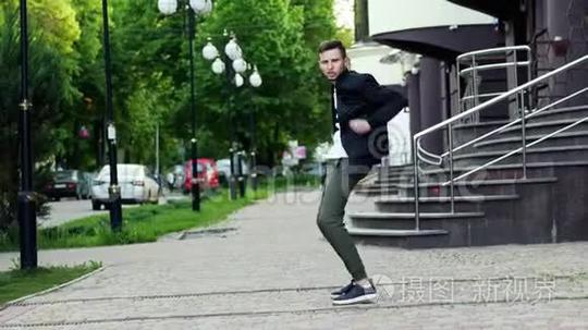 在街上疯狂的滑稽舞蹈，非常快乐的男人短视频