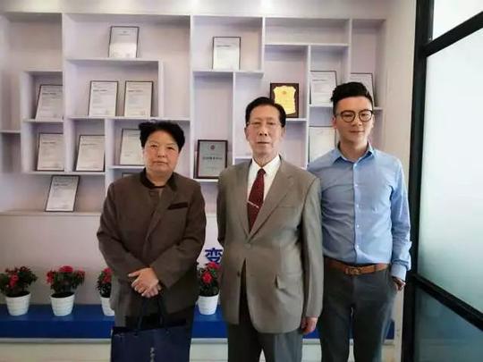 图片注释(魔灯智媒创始人黄心程与汪友根夫妇合影)