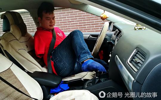 无臂青年靠嘴脚协作创业年收入千万