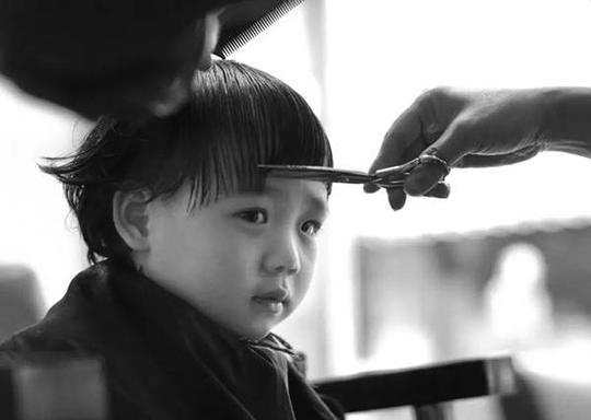 民间有"有钱没钱,剃头过年"的说法.过年前大人,小孩都要洗浴,理发.