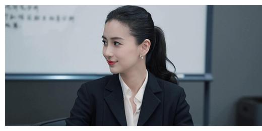 《创业时代》杨颖渐入佳境,但牛仔裤却意外抢戏,坐姿也要注意啦