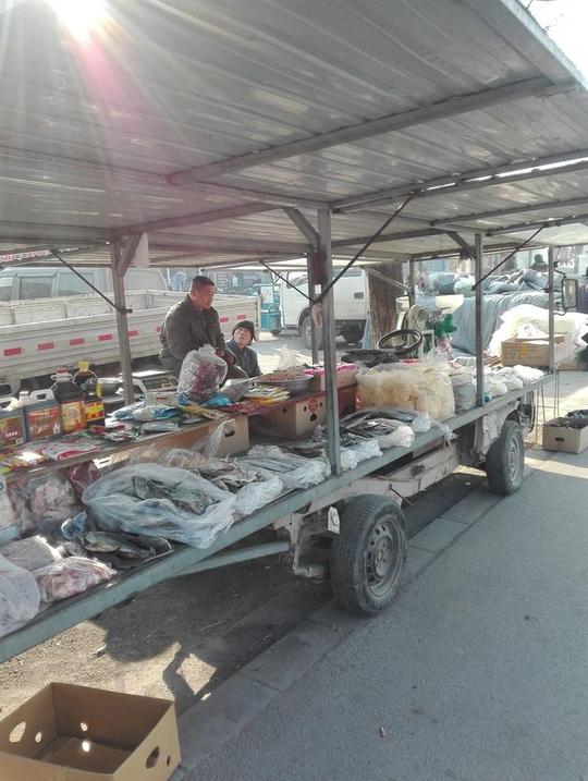 农村小伙把面包车改房车成每天的挣钱工具