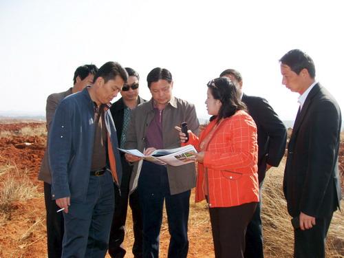 岩庄主任(中)在石林台湾农民创业园核心区听取昆明市台办主任段俐娟