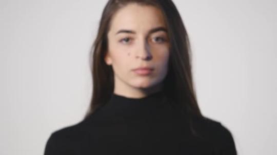 年轻美丽的女子捧着copyspace-孤立在白色背景上的智能手机短视频