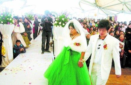 草药西施穿绿婚纱结婚全国首例组图