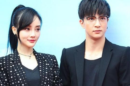 看她带上那个黑框眼睛吧,还真的跟薛之谦有那么一点谜之相似.