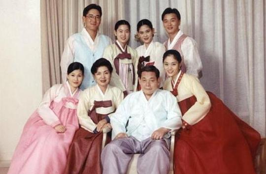 她是三星会长最低调女儿，掌管集团时尚领域，留短发穿风衣气场强