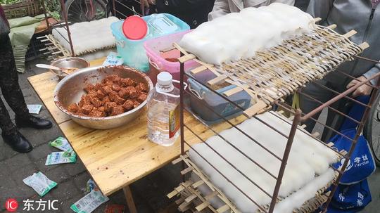 成都街头男子摆摊售卖豆腐乳生意爆好吸引不少市民观看