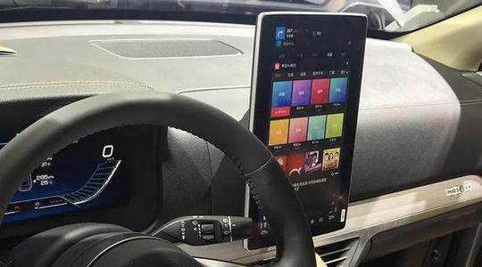 今天,汽车进入iphone时代!血拼车内大屏边吃鸡边抖音