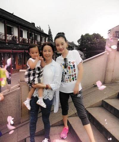 李小璐父母近照曝光父母离婚父亲是大导演母亲做大生意已再婚