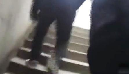 民房内发出怪声和异味警方调查发现这家人竟带着孩子做违法勾当