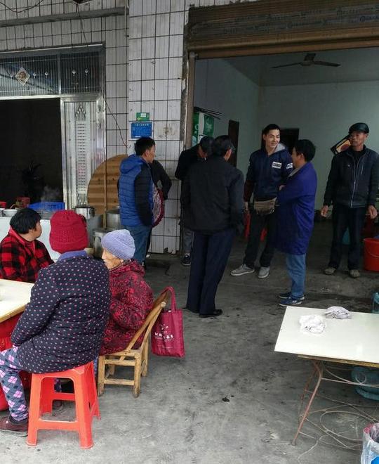 农村集市唯一的小吃店,生意好到爆棚,客人竟这样评价
