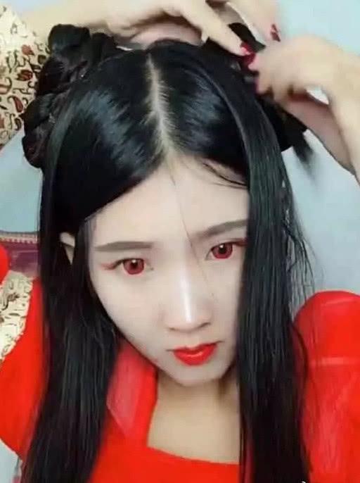 抖音现神模仿小姐姐，瞧到颜值后，网友:差了不止一点