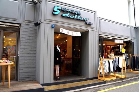 见一家开着门的店铺,当然不能错过,虽然只买了袜子和围巾,但是里