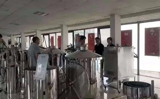 传成老师介绍酿酒设备中!
