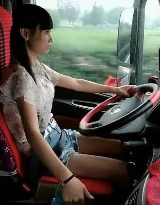 抖音卡车女司机撞脸赵丽颖,当她转头那一瞬间,网友