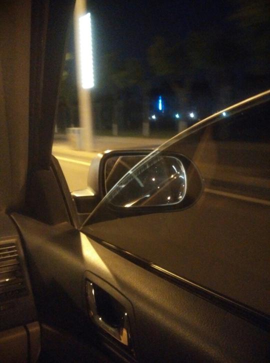 美好的夜晚～和喜欢的人在车里面听喜欢乐队的歌曲～开的车窗,就一直