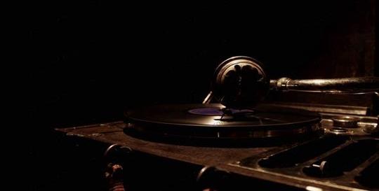 黑暗中的复古的桌面上金属唱片机旋转4k视频素材record_player_060