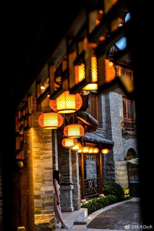 夜晚在这里走上一走,颇有古风雅韵的味道.