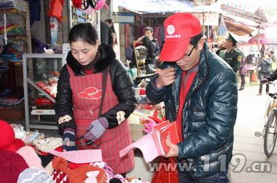 市民采购年货忙不停缙云消防志愿者借机宣防火
