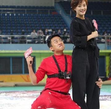 亲吻扑倒男人女人亲密表情