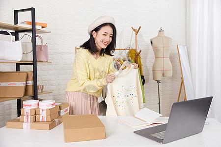 美女主播直播带货卖衣服图片下载