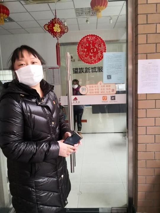 徐华向记者介绍由小区志愿者开发的外来商户登记系统