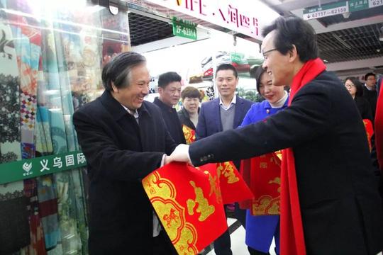 财经正文丁女士告诉记者,虽然现在由于电商的冲击,做生意是比以前