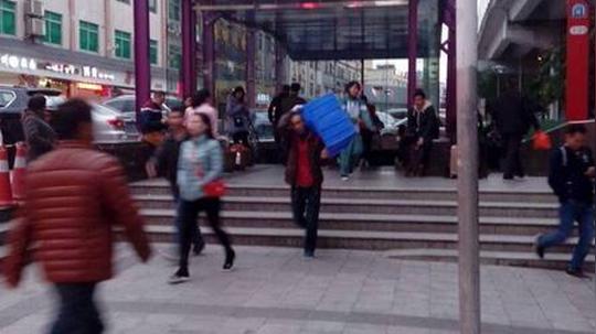 永泰地铁站出口变直播点?整治!
