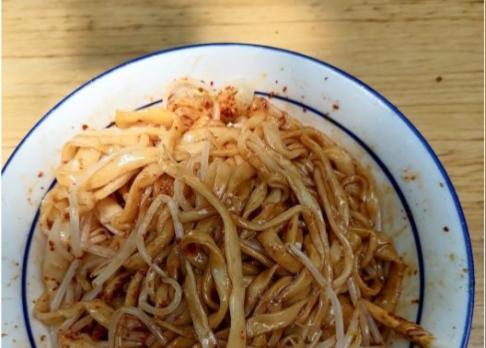 河南郑州这碗面，味道不输西安油泼面，老板怕生意太好不想宣传